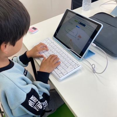 タイピング練習も併せて行うので、プログラミングの基礎もバッチリ！