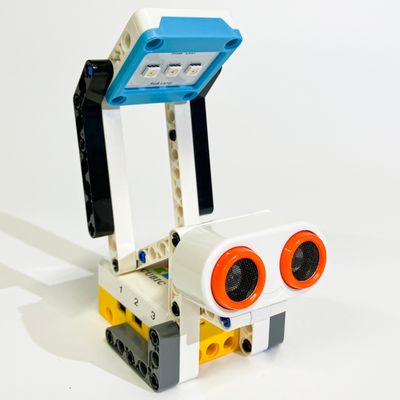 これはエントリーコースでつくる「スマートスタンド」。手をかざしてライトをつけたり消したりするよ。
