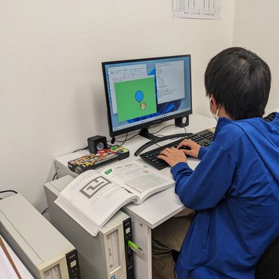 プログラミングレッスンの風景　Pythonゲームプログラミング講座を受講中。