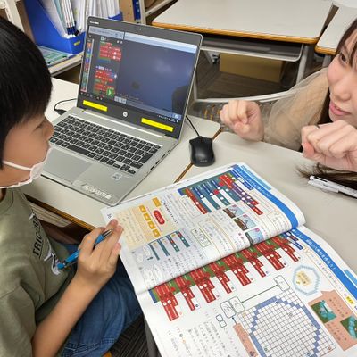 神宮_①講師がそばで教えている様子2