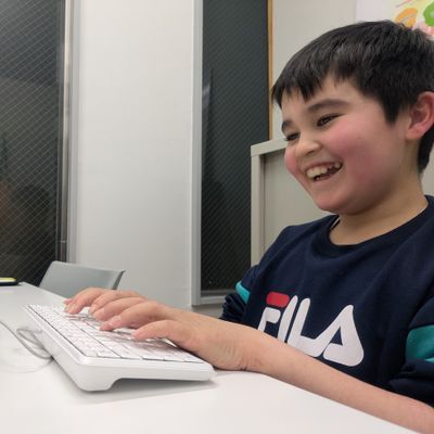 お子様とのコミュニケーションを大事にレッスンをしてます。出来て喜んでくれた時の反応は私たちにとって「宝物」です。