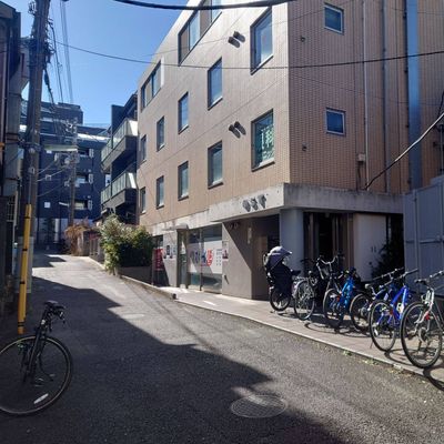スクールIE不動前校へお入りください！プログラミングについての質問も大歓迎です。