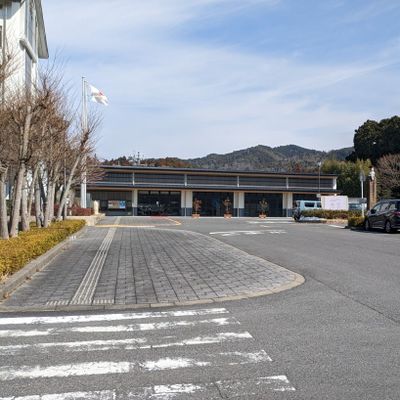 プログラミング教育「HALLO」あいコムこうか土山校の駐車場です。しっかりとアスファルト舗装されており、約60台分の駐車スペースがあり、もちろん車いす用スペースも複数ございます。