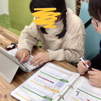 わからないところは、すぐに講師に質問できる環境です。一人ひとりのペースに合わせた丁寧な指導で着実にプログラミングの基礎を身につけられます。