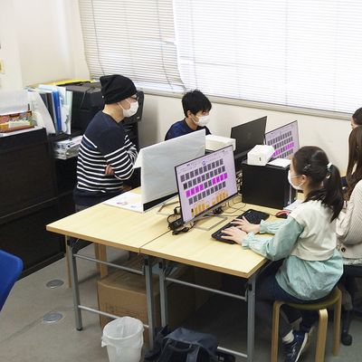 お子様1～2名に対して先生1名の超少人数制。