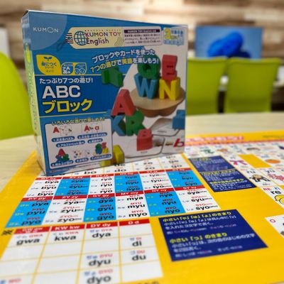 未就学児（年中・年長）さんには、アルファベットやローマ字の勉強から始めます。