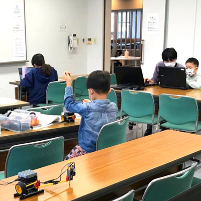 大野城教室(ロボットレッスン)の様子で、状況次第ではプログラミングと同時に行うこともあります。