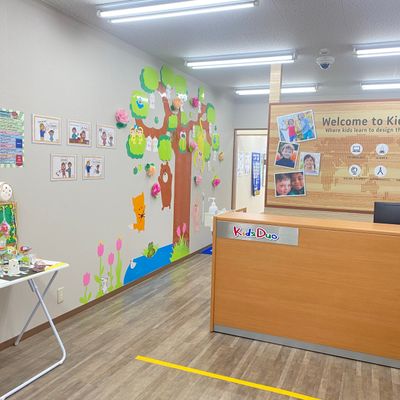 スクールの受付です！笑顔でお出迎えいたします！