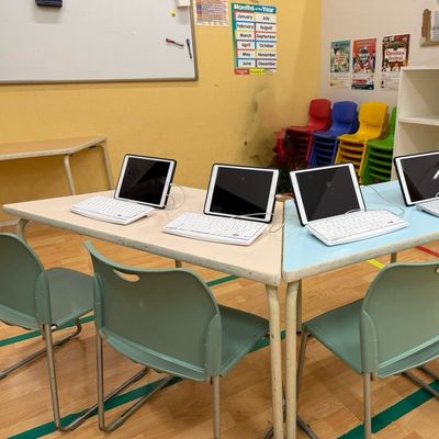 タブレットを使用してコーチと一緒に楽しく学んでいきます。