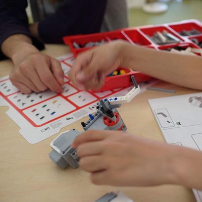 ロボットを組み立て、プログラミングを行います