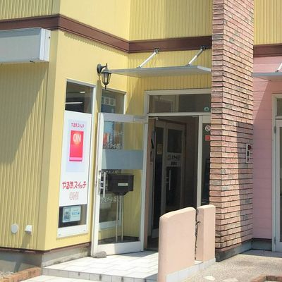 ケーキ屋さんポンポネット様の左手に入口があります！