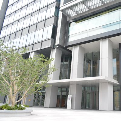 郵便局の前を通り、ローソンさんの横の自動ドアから中へお入りください。