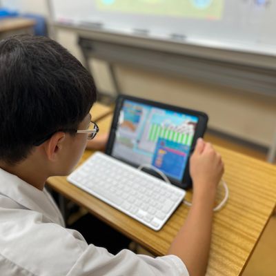 タブレットを使用。ゲーム感覚で本格的なプログラミングの基礎知識を学べるので、初心者でもタッチパネルで簡単に学ぶことができます