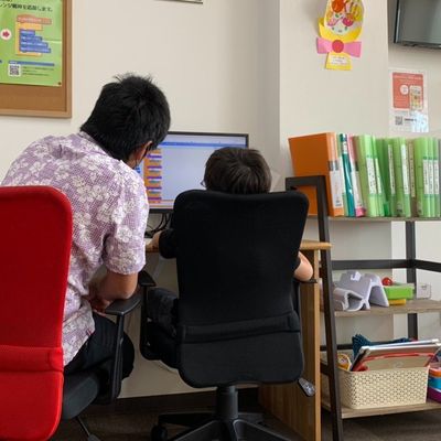 プログラムが上手く動かない時は、先生と一緒に原因を探します。この作業に慣れていくと、お子様自身の力で修正することが出来る様になります！