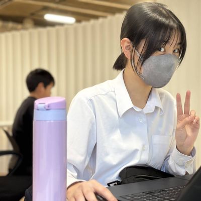 カメラを見つけて楽しそうな生徒