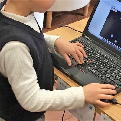 いろいろな年齢の子が一緒に参加。お兄さん達の作品を見るのもよい刺激。（湯島教室）
