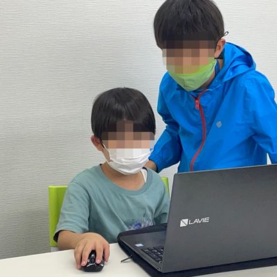 【初級コース】入会間もない生徒さんには、先輩が先生の代わりに教えてあげます！これもチームで行うレッスンのひとつ！先輩も教えることで知識が深まり一石二鳥！