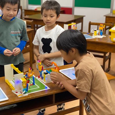 Kicksコースの授業の様子。作品やプログラムに改良を加え、試行錯誤を繰り返しながら、理解を深めます。