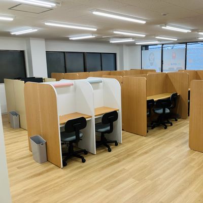 教室には自習用のスペースもございます。早く来た場合や、お迎えを待つ場合など、こちらでお待ちいただくことも可能です。