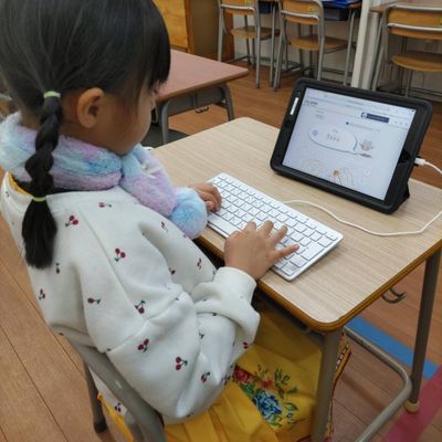 「先生、私もずいぶん上手になったでしょ、タイピング」