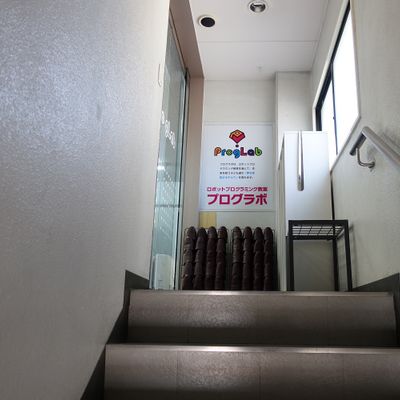 階段を昇った2Fに自動ドアがあります