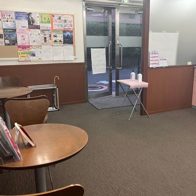 ロビーは保護者の方・生徒様が使えます。子供用の本も置いてあります。