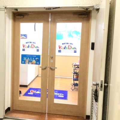 マンション入り口の階段をあがり、看板を目印に左に曲がるとフロントに到着します！
