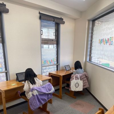 大きな窓があり開放的なお教室です。体験授業してみませんか？