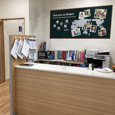 WinBeのカウンターです。生徒さんの待合スペースもあります。