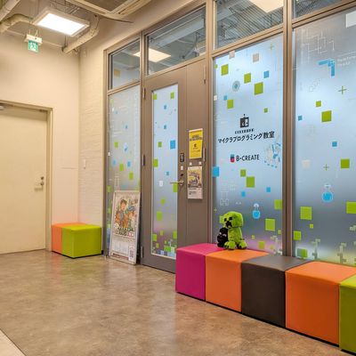 三鷹産業プラザに入ってすぐ！迷わず通える、みんなの学びの拠点です。