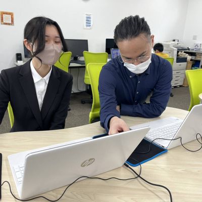 講師研修中です。新人講師の吉田T（左）に懇切丁寧に指導中のエースカジエT（右）