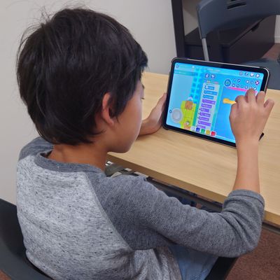 Aさんのレッスンの様子です。ミッションのブロックモードでプログラミングの練習を行っています。 自分で考えてプログラムを組めていますね！