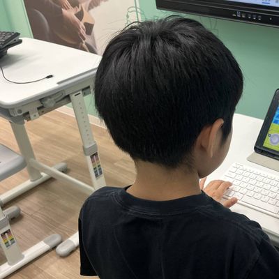 プログラムが組めるようになったら、次はPythonブロックやテキストなど本格的なコーディングを学びます。