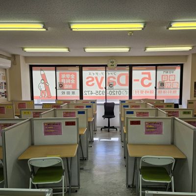 教室は明るくやる気の出る雰囲気です。