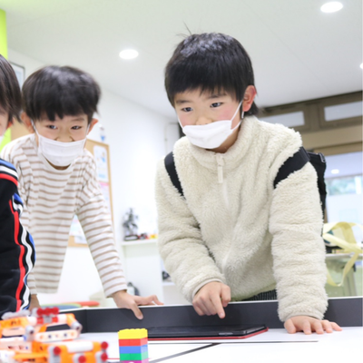 ちゃんと動くかな？プログラミングしたロボットの動きを見守る子供たち