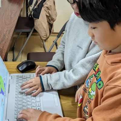 スプラ風のゲームを作って楽しむ子ども達
