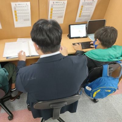 真ん中に先生が座るので、わからないところはいつでも教えてもらえます。