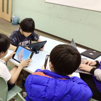 お互いの作品にアドバイスをしたり、高めあっています
