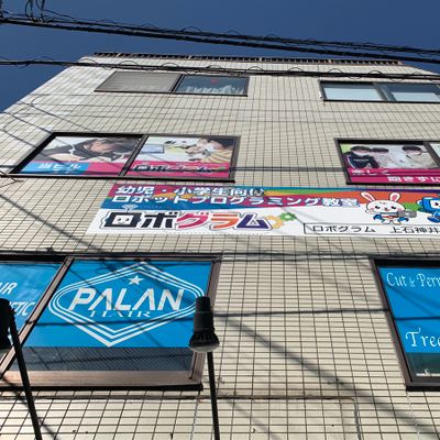 ビル3階の大きな看板が目印！