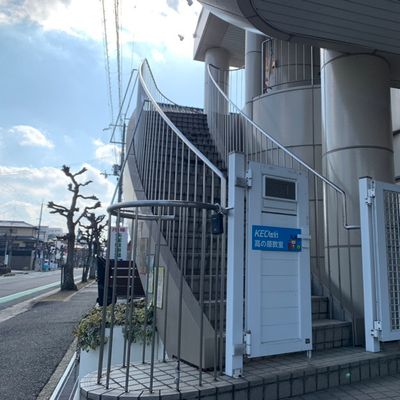 教室の外観です。入口は階段を上った先にあります。