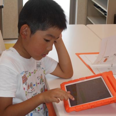 小さなお子様もタブレットに向き合って真剣そのもの。