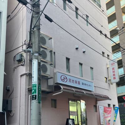 教室外観　うすピンク色の建物が宮地楽器の看板が目印です。