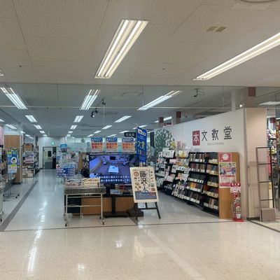 湘南とうきゅう店2階へエスカレータで上がって頂いてすぐ。