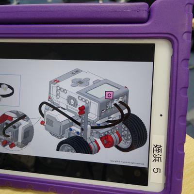 iPadでロボットの組立方法を確認