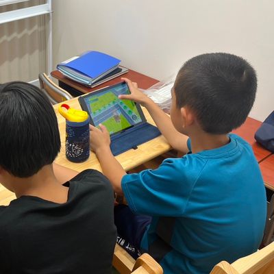 iPadを使ってプログラムを一生懸命考えています！