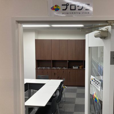 プロクラの部屋のドアをあけると