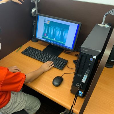 【プライマリーコース】入門編のクラスで、プログラミングに親しむ小学生。夢中になっているのは、ご覧の通り！　思わず立ち上がって操作しています（みなみ野教室）