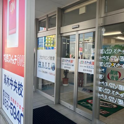 出入口です。入っていただくと目の前に受付がございます。受付のすぐ隣に面談用のブースをご用意しております。