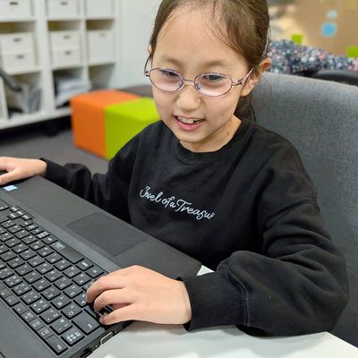 動画を見ながら一生懸命制作。自分のペースで着実に進める。