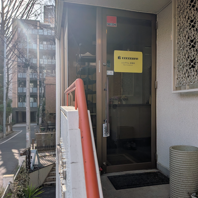 階段をトントン上がって、2階の教室へ！